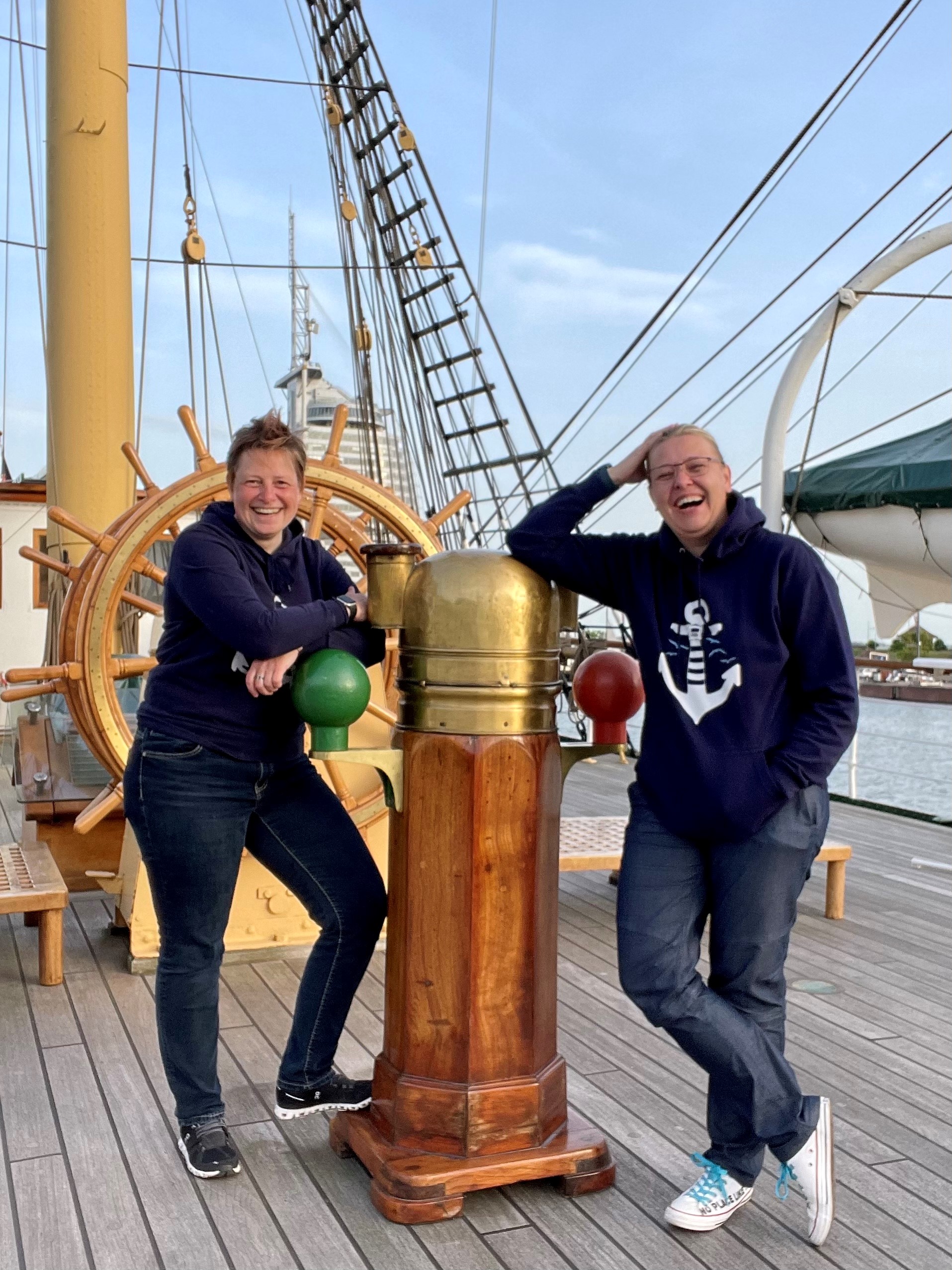 Britta Quaiser und Ulrike Staufenbiel suchen ein Motiv. Foto: Privat