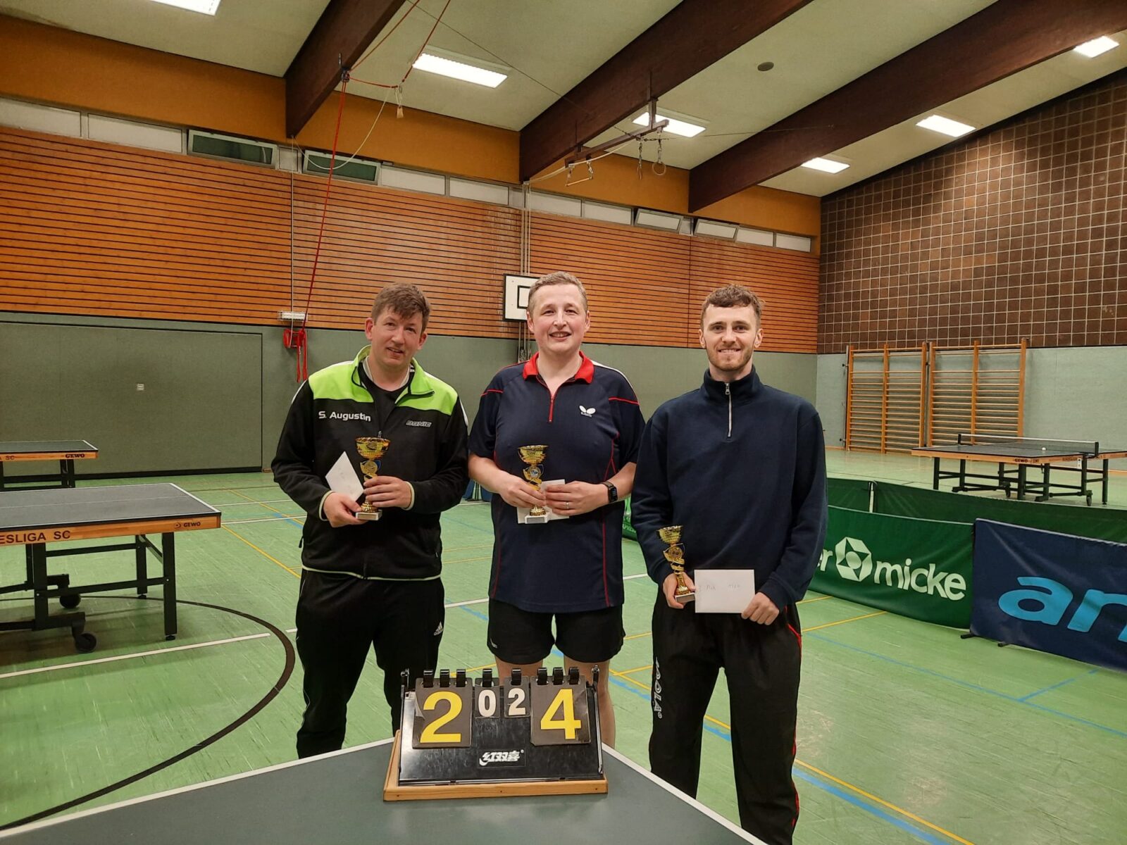 Erwachsene 1750: v.l. 1. Stephen Augustin (MTV Elm), 2. Kai Grotjohann (FC Hambergen), 3. Marvis Wobser (TuS Eversten), nicht im Bild: 3. Thilo Dornis (TV Loxstedt)