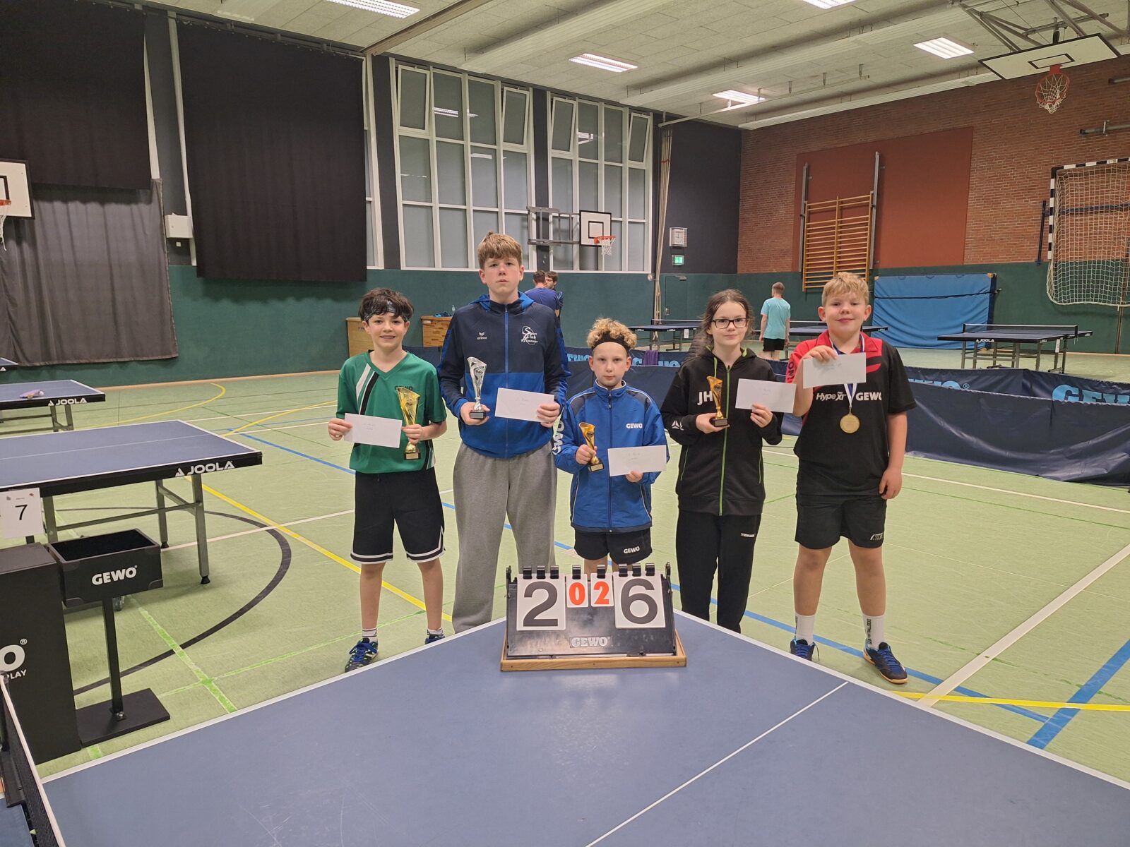Erwachsene 1100: v.l. 1. Andrii Bereziuk, 2. Philip Alsfeld, 3. Jannik Pramor (alle SC Hemmoor) & Josephine Hanse (TuS Altwarmbüchen), TR 1. Jasper Weers (AT Rodenkirchen)