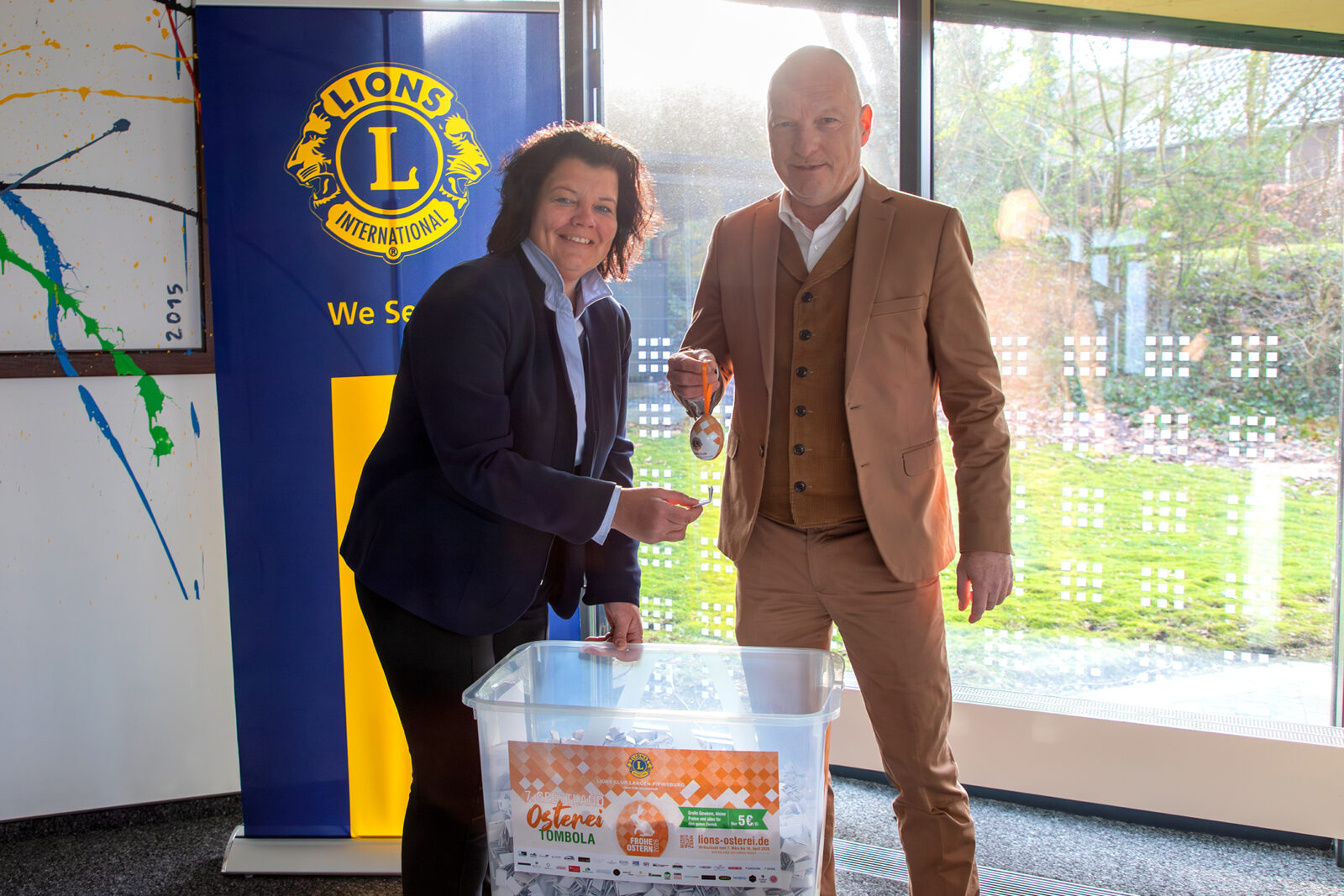 Stefan Polzin, Präsident des LC Langen-Pipinsburg, und Bürgermeisterin Gabi Kasten bei der Ziehung des Hauptgewinn-Loses. – Foto: LC Langen-Pipinsburg