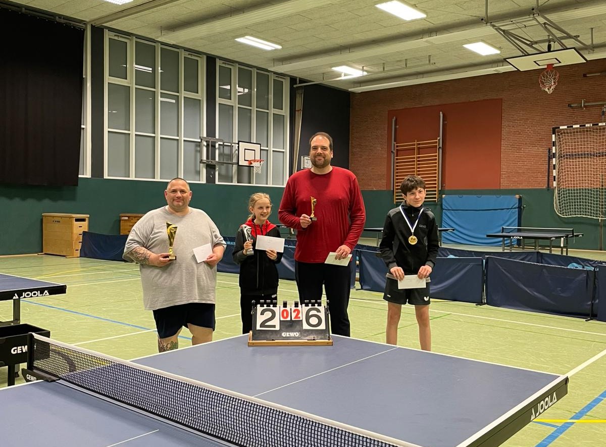 Erwachsene 1400: v.l. 1. Sascha Brand (ESV GW Essen), 2. Lina Weidmann (TuS Finkenwerder), 3. Felix Kießling (Wandsbeker TSV Concordia) & Niklas Bautzmann (nicht im Bild), TR 1. Jonas Pramor (beide SC Hemmoor)